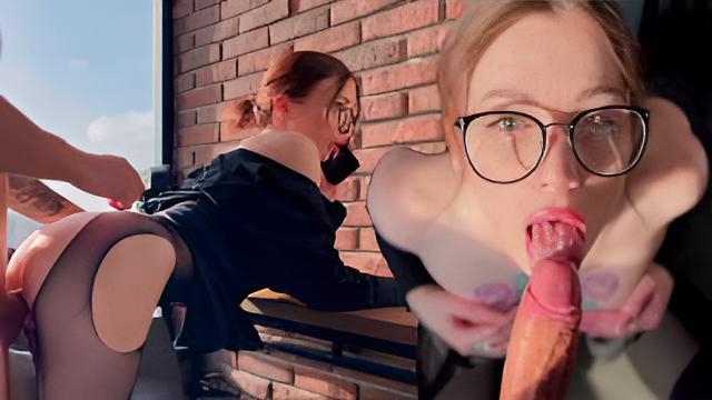 辣妹在她朋友操她的时候和她丈夫通电话