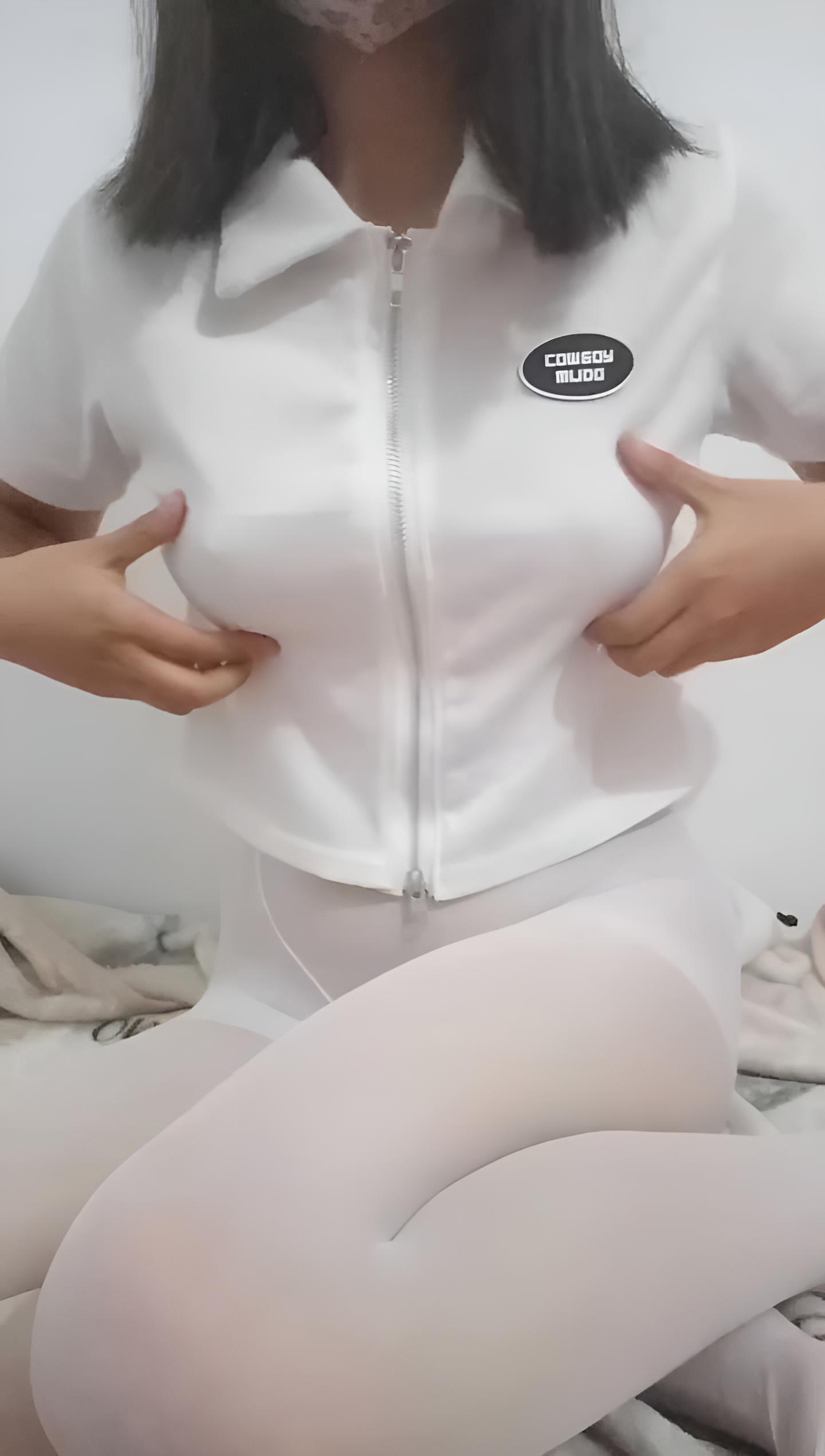 Onlyfans极品福利姬 KittyxKum 献出露脸新作 女仆装自慰潮喷分泌你的荷尔蒙！}