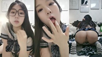 19岁极品尤物学生妹，黑框眼镜非常清纯，吸吮手指骚起来，肉感身材，顶级大肥臀