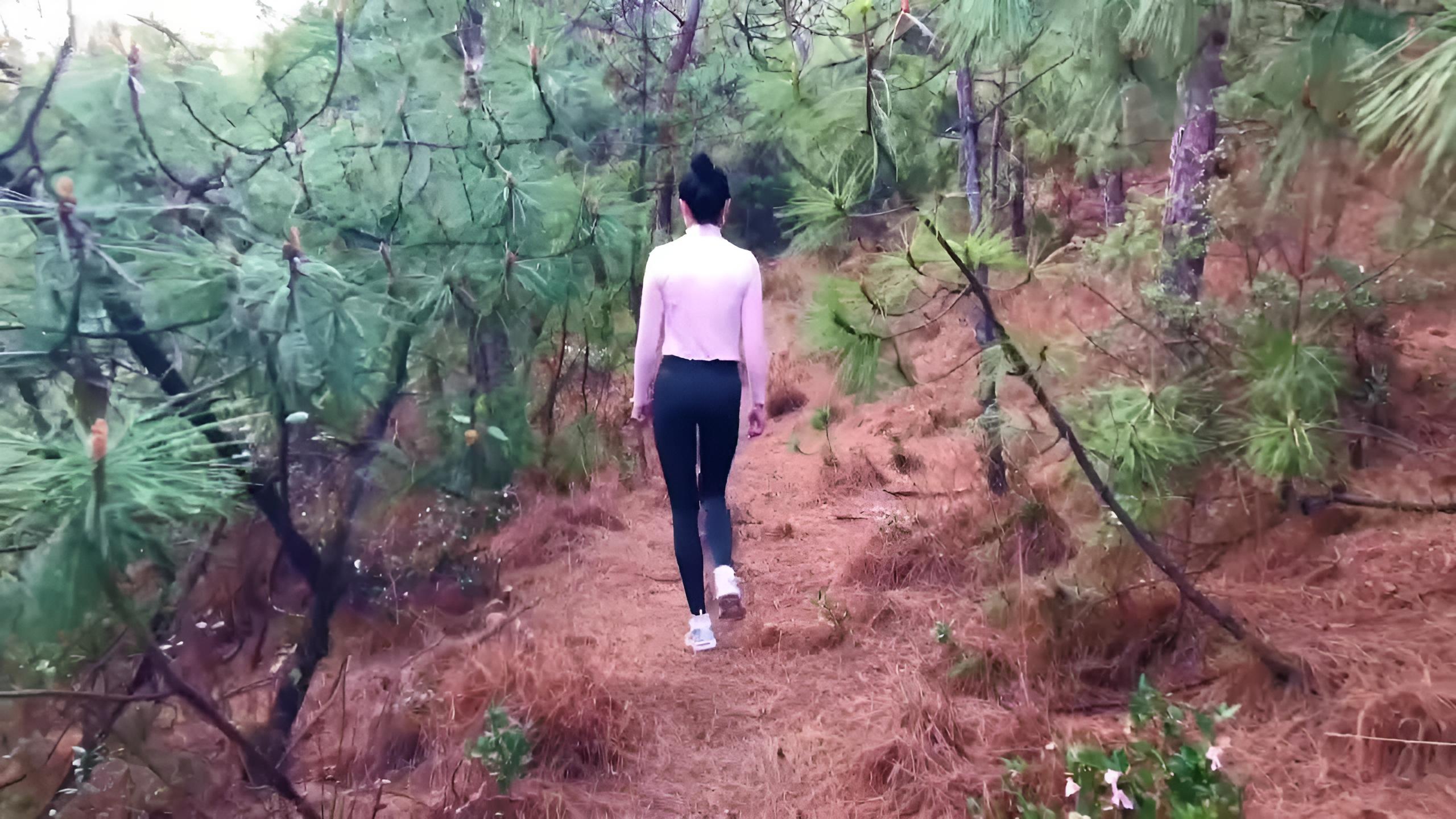 猎奇！中国情侣为了追求刺激，竟然站在树上打炮}