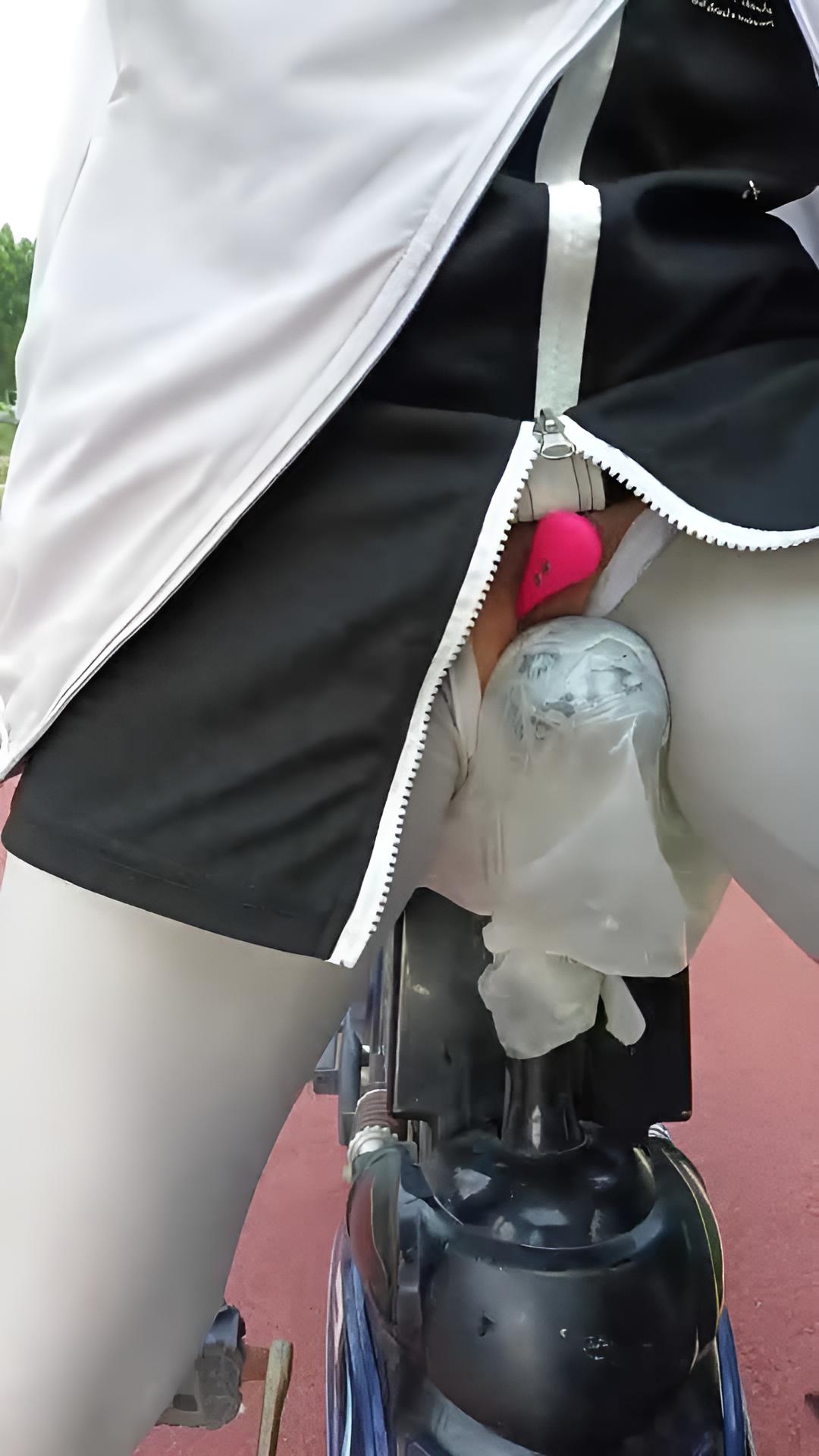 骑车夹跳蛋,喷的腿上全是水