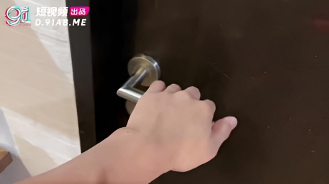 精选网黄樱花小猫JK学妹偷偷自慰被抓到 淫荡的浪浪声和着她娇喘，这只小猫太骚了}