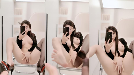 丝袜高跟无毛白虎逼露脸极品好身材的小骚逼精彩大秀，对着镜子抠弄骚逼跟狼友撩骚，高潮不断喷水真刺激